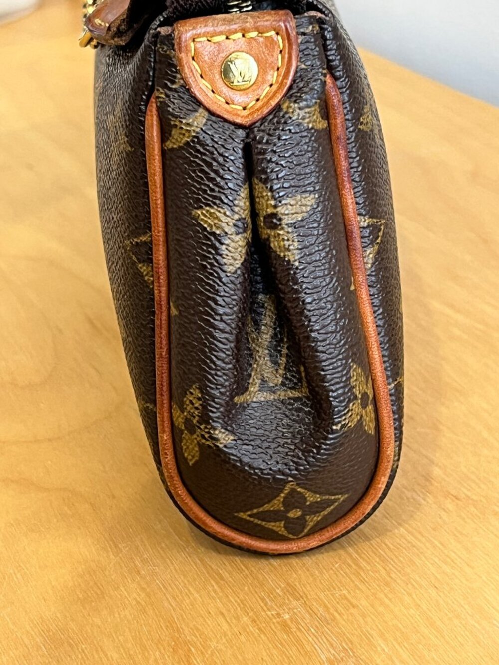 Louis Vuitton Monogram Eva Clutch - Picture 4 of 16